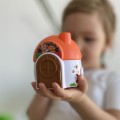 Dziewczynka bawi się mini Pizzerią Klorofil